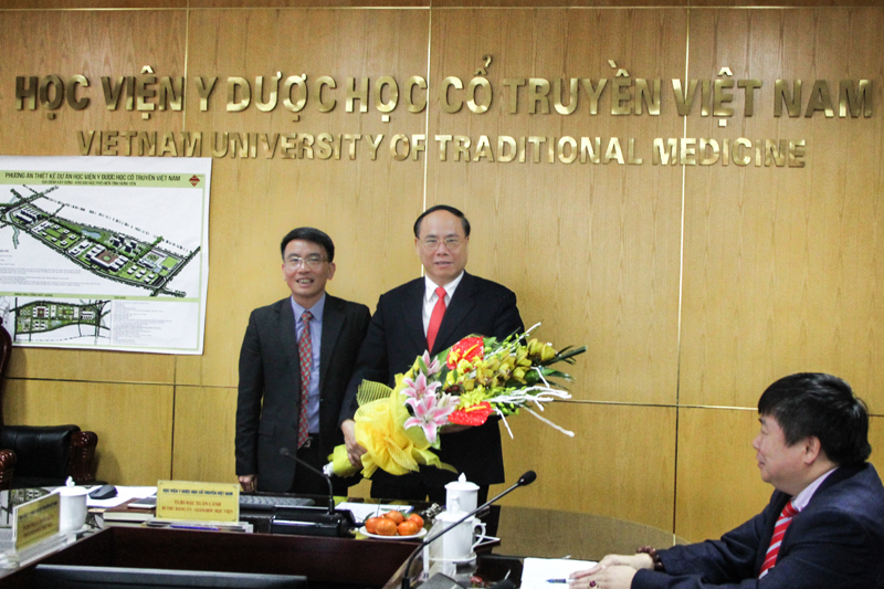 Tiến sĩ Đậu Xuân Cảnh – Giám đốc Học viện nhận danh hiệu Giáo sư Vinh dự và TS. ĐoànQuang Huy – Phó Giám đốc Học viện nhận danh hiệu Giáo sư Danh dự của Trường Đại học Trung Y Dược